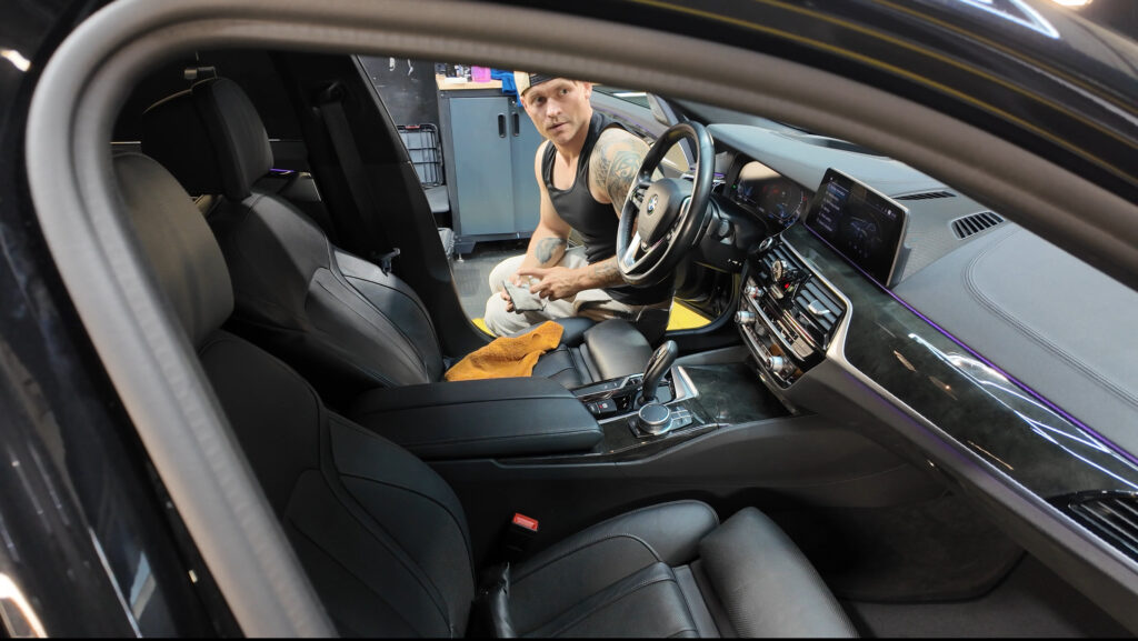 Automobilio salono detailing mokymai – sėdynių ir panelės valymas.