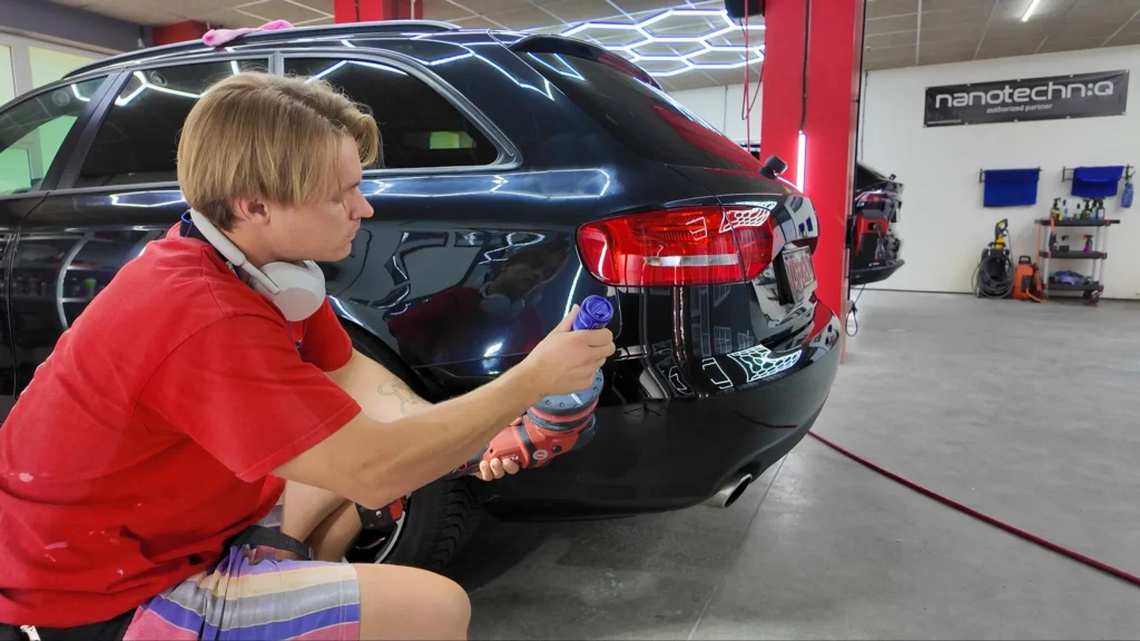 Mobilios Rankos detailing polishing car in studio