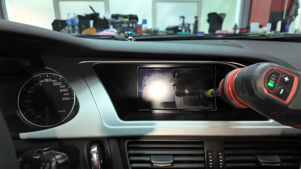 Ekranu poliravima lcd inerior detailing