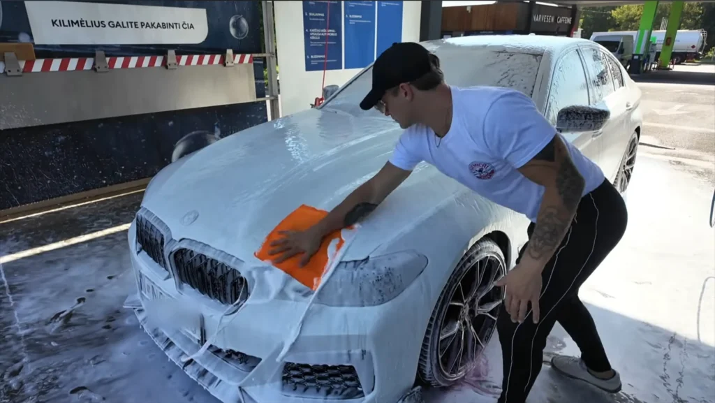 Clay mist for decontamination